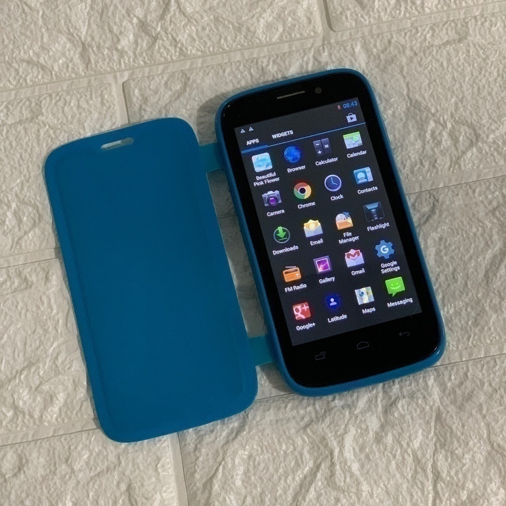 𝅺STARMOBILE Up+: quad-core 5-inch  Android Smartphone | Black with Blue Case